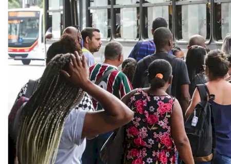 Número de pessoas em busca de emprego há dois anos ou mais cai 21,7%