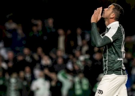 Coritiba vira sobre o Bahia e entra na briga pelo G4 do Brasileir&atilde;o