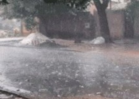 Frente fria avan&ccedil;a por Dourados com chuva forte, ventania e queda de granizo