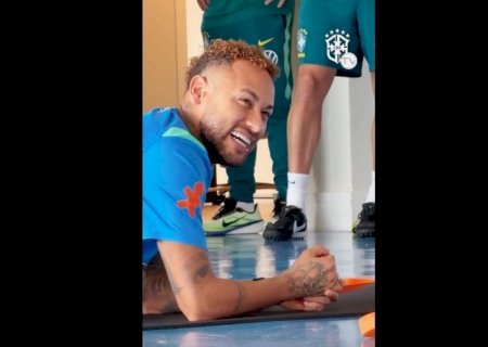 Neymar vai a campo em treino da seleção brasileira