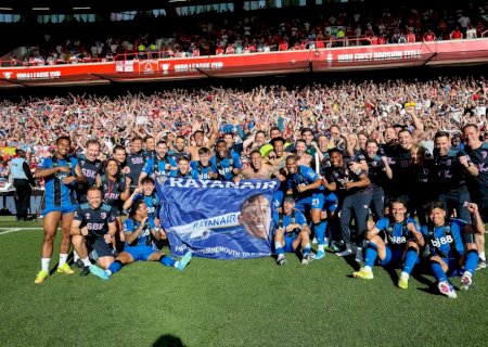 "Avião Rayan" é homenageado em comemoração do Bournemouth por vaga na Liga Europa; veja