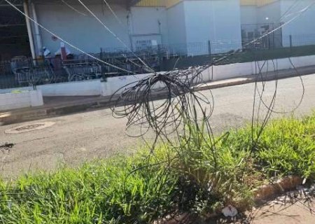 Fia&ccedil;&atilde;o solta h&aacute; um ano preocupa moradores em rua do Lar do Trabalhador