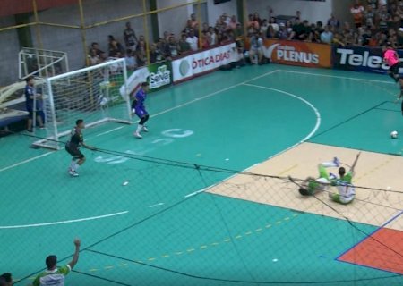 Jogador de futsal abre mão de gol para ajudar adversários e é aplaudido; veja o lance