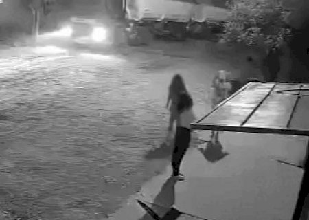 C&acirc;mera registra desespero de crian&ccedil;as ap&oacute;s menino ser atropelado por carreta