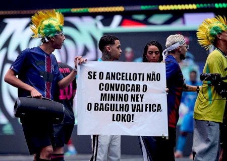 Igão, do Podpah, sofre lesão ao cobrar pênalti e sai de maca na semi da Kings League