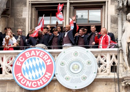 Torcedores rivais se infiltram em festa por título do Bayern e provocam com frase em bandeirão; veja