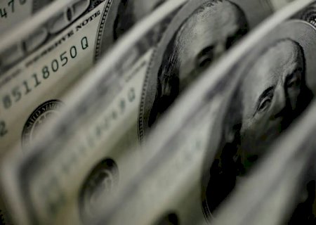 Dólar cai a R$ 4,91 e fecha no menor valor em 27 meses