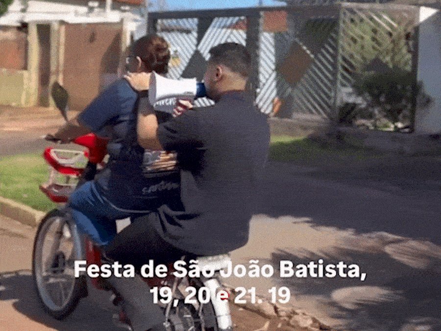 De bicicleta el&eacute;trica, padre "arrebata" moradores para festa da igreja