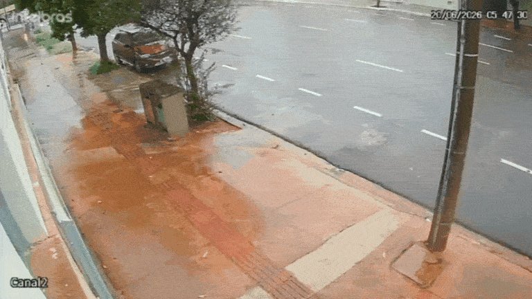 C&acirc;mera registra momento em que caminhonete atinge motociclista e &aacute;rvore