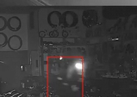 C&acirc;mera flagra furto em loja de bicicletas pela segunda vez em um m&ecirc;s