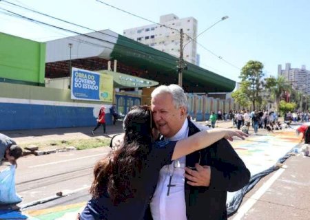 Distribuindo b&ecirc;n&ccedil;&atilde;os e fotos, Dom Dimas exalta demonstra&ccedil;&atilde;o p&uacute;blica de f&eacute;