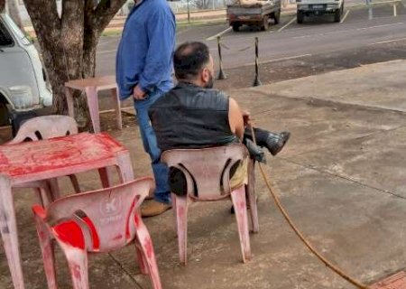 Homem &eacute; amarrado ap&oacute;s sair de lanchonete sem pagar past&eacute;is de R$ 4