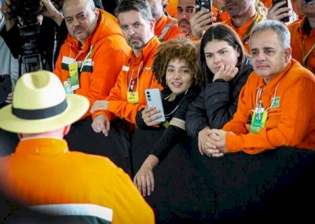 Entre autoridades, jovens vereadoras observam pol&iacute;tica fora da sala de aula