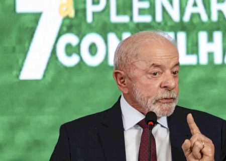 Governo estuda devolução de celular roubado nos Correios, diz Lula