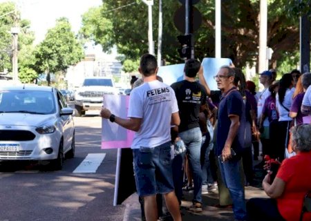 Sem acordo sobre piso, professores v&atilde;o parar na sexta