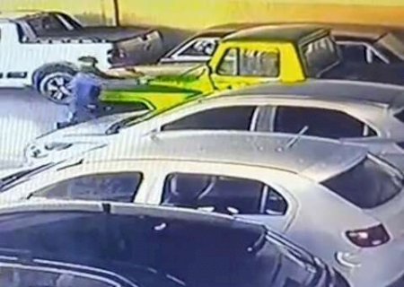 Jovem de 20 anos &eacute; executado a tiros em garagem e suspeito foge de moto