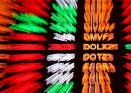 Bolsa sobe 1,16%, e dólar cai para R$ 5, apesar de medida dos EUA