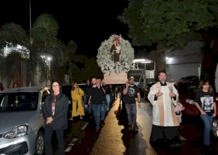Mesmo com tempo chuvoso, fi&eacute;is carregam santo de 360 kg da catedral &agrave; pra&ccedil;a