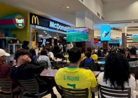 Shopping fecha lojas e pra&ccedil;a de alimenta&ccedil;&atilde;o lota para jogo da Sele&ccedil;&atilde;o