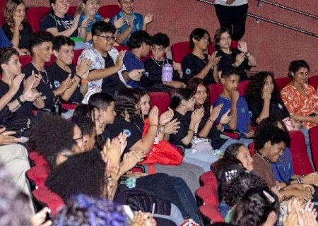 Livro transforma estudantes de escolas p&uacute;blicas em autores publicados