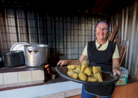 H&aacute; 30 anos, Alcione faz pamonha a R$ 5 todos os dias no fog&atilde;o &agrave; lenha