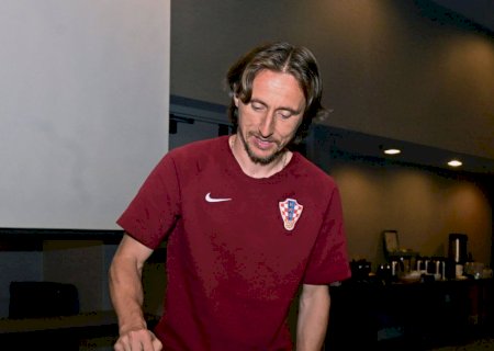 Modric ganha bolo e homenagem na concentração da Croácia por completar 200 jogos pela seleção