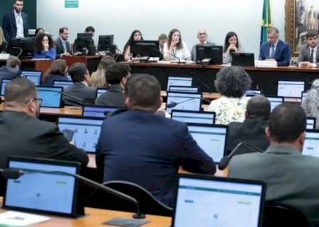 Deputados votam redução da maioridade penal em comissão  