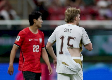 Copa do Mundo: jogador da República Tcheca tem camisa rasgada em puxão de sul-coreano