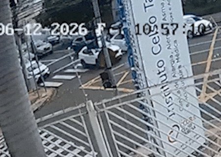 A caminho de delegacia, viatura com 5 presos &eacute; atingida por carro no Centro