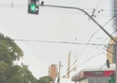 Batida deixa carro de autoescola destru&iacute;do em cruzamento da Afonso Pena