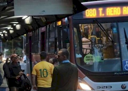 Na corrida contra o rel&oacute;gio, trabalhadores deixam o Centro para ver jogo