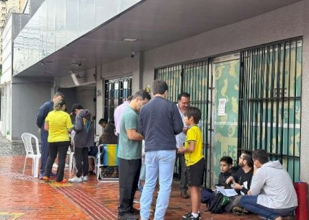 Nem chuva e jogo do Brasil afastam crian&ccedil;as da troca de figurinhas