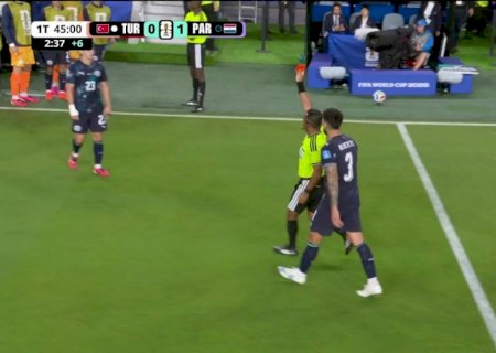 Jogador do Paraguai é expulso na Copa do Mundo pela "Lei Vini Jr."