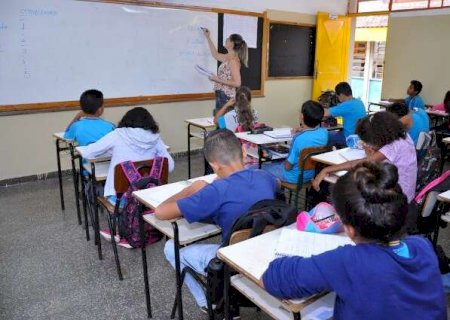 Adriane v&ecirc; desequil&iacute;brio em reajuste de professores e pede rediscuss&atilde;o