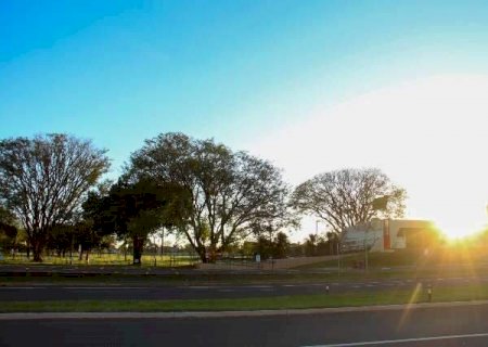 Capital tem domingo de sol com m&aacute;xima de 33&deg;C e alerta para frente fria