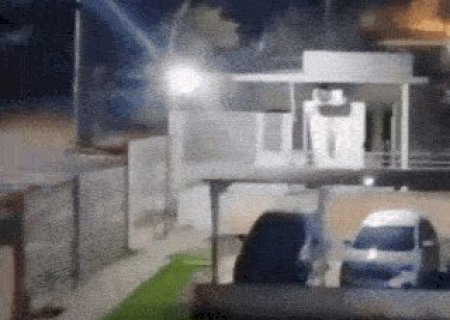 Mulher derruba port&atilde;o de condom&iacute;nio com carro ap&oacute;s briga com ex-companheiro