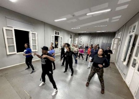 Nem os novinhos resistiram ao flashback em aula de passinho retr&ocirc;