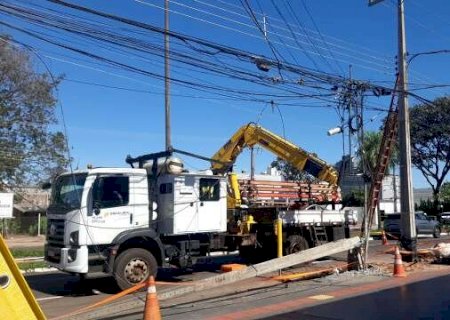 Troca de poste interdita faixas da Avenida Mato Grosso ap&oacute;s colis&atilde;o