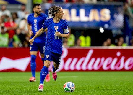 Em estreia pela Croácia, Modric não finaliza, não participa de gols, comete pênalti e é substituído