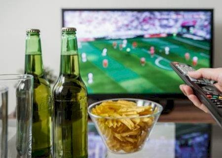 Copa na TV, petiscos na mesa: como torcer sem colocar a sa&uacute;de em risco