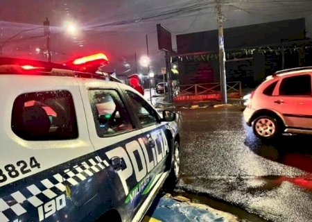 Em noite de temporal, PM fiscaliza 10 bares e conveni&ecirc;ncias em opera&ccedil;&atilde;o
