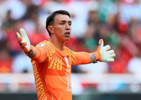 Muslera e Valverde recebem críticas nas redes sociais após eliminação do Uruguai