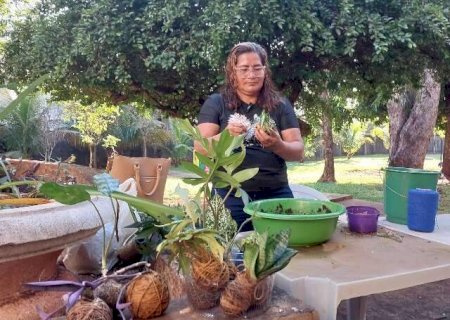Paciente do Caps, Hilda enfrenta desemprego ensinando kokedama