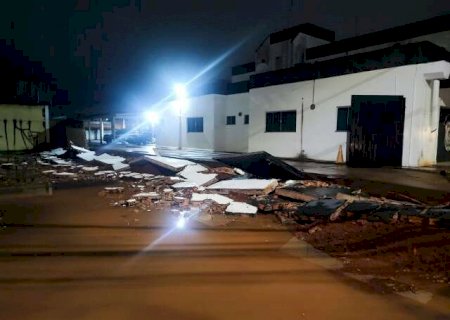 Muro de delegacia cede durante obras em terreno vizinho