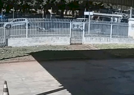 Carro atinge motociclista e invade pr&eacute;dio da Sejusp em Campo Grande