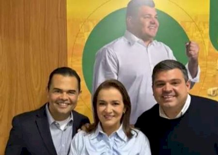 Entre farpas e flashes, C&acirc;mara e Prefeitura posam para a paz