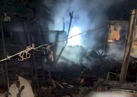 Inc&ecirc;ndio destr&oacute;i barraco de madeira em comunidade no Noroeste