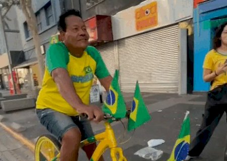 Com R$ 50 e uma bicicleta, pintor vira atra&ccedil;&atilde;o nas ruas durante a Copa