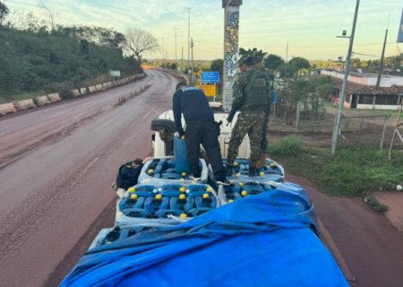 Receita e PRF apreendem 21 toneladas de insumo usado no refino de coca&iacute;na