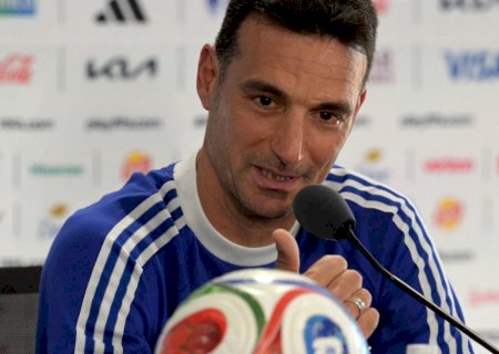 Scaloni se emociona com a presença de Palermo em coletiva da Argentina
